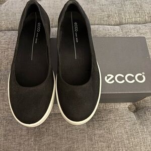 ECCO Women's Black and White Slip-On Flats
